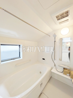 D号棟　一日の疲れを癒してくれるバスルームは、ゆったりと半身浴をしながら読書を楽しんだりお子様と一緒に入浴したりと寛げる空間です。　【練馬区大泉町２丁目】