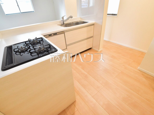  明るい陽光に満たされる心地よいキッチンで、気持ちよくお料理ができます 　【八王子市本町】