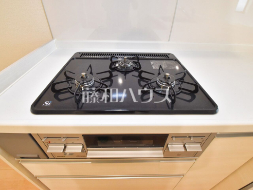  フラットな表面で汚れも拭きとりやすく、お掃除が簡単な3口ガラストップコンロ 【八王子市本町】
