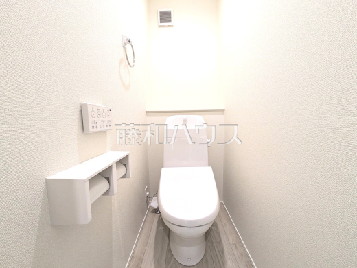 トイレ　【日野市東平山２丁目】温水洗浄機能付きトイレで清潔にご使用いただけます。
