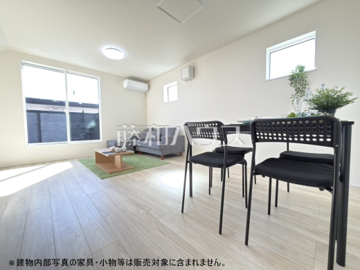 リビング　南側に大きな窓を設け、昼間は電気をつけずに過ごせる、明るい空間となるよう設計いたしました。【日野市東平山２丁目】