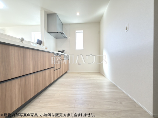 キッチン　【日野市東平山２丁目】窓のある明るいキッチンは、対面式なのでコミュニケーションも取りやすいです。