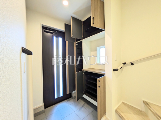 玄関収納　【日野市東平山２丁目】靴だけでなく、お手入れ用品やお子様の遊び用具も収納できる大容量のシューズボックスを設置。すっきりとした空間でお客様をお迎えできます。