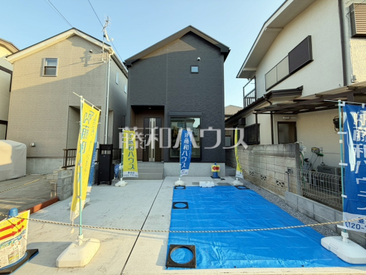 カースペース　【日野市東平山２丁目】並列2台駐車可能なカースペース（車種による）は、車を置かない際には自転車を置いたり、フリースペースとしても有効活用できます。