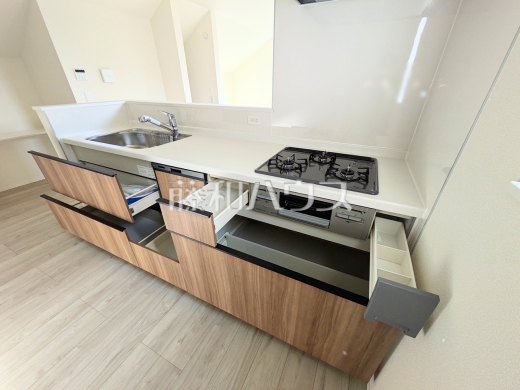 キッチン　【日野市東平山２丁目】大きな鍋類から小物類まで、さらに包丁や調味料まで収まる大容量のキッチン収納