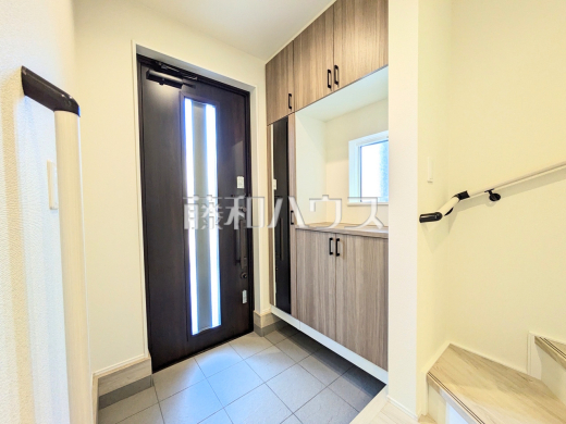 玄関　【日野市東平山２丁目】自然光を取り入れ明るい空間になるよう設計された玄関です。