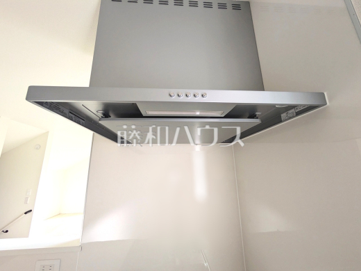 レンジフード　【日野市東平山２丁目】　お手入れのしやすいレンジフードは見た目もスッキリしていて、料理時の油煙やニオイを効率的に外に出せます。