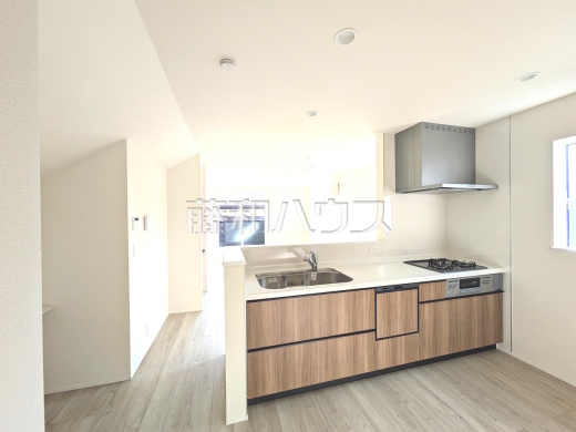 キッチン　【日野市東平山２丁目】開放感ある対面式キッチンに立てば、リビングで寛ぐ家族の表情を確認することができます。