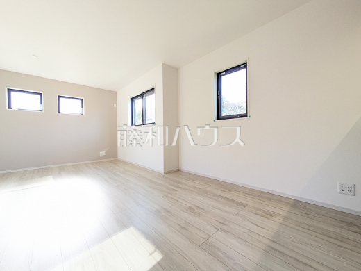 リビング　【八王子市子安町１丁目】