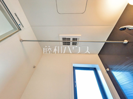 浴室乾燥機(浴室内上部)　雨の日の強い味方！浴室換気乾燥機付きユニットバスで洗濯物が乾かせます。 
