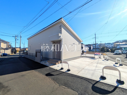 1号棟　外観　【八王子市小宮町】BBQやお子様の遊びに活躍するウッドデッキ付き