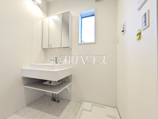 1号棟　洗面室　【八王子市小宮町】洗面台はミラーの下から洗面ボウルまで、つなぎ目がなく一体型となっているのでお掃除も楽々です。また、水栓周りも水アカが付きづらい構造の為キレイを持続できます。