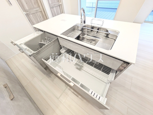 1号棟　キッチンのスライド収納　【八王子市小宮町】
収納力豊富なスライド収納付きシステムキッチン。大きな鍋やフライパンの出し入れもスムーズです。　