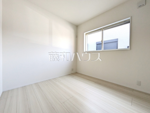 1号棟　居室　【八王子市小宮町】
複層ガラスは断熱性を高めてくれるので冷暖房効果が上がり、エアコンなどを効率的に使えます。また、外気温の影響を少なくできるので結露も防止できます。