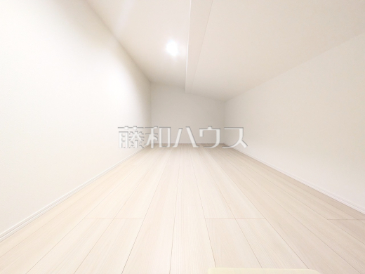 1号棟　小屋裏収納　【八王子市小宮町】使い勝手の良い小屋裏収納は、シーズンオフの荷物もたっぷり収納できます。　