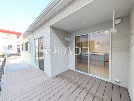 1号棟　ウッドデッキ　【八王子市小宮町】屋根部分のあるウッドデッキはアウトドアリビングとしてもステキです♪