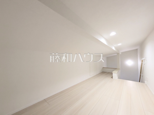 1号棟　小屋裏収納　【八王子市小宮町】固定階段なので安全で荷物の搬入が楽です♪
