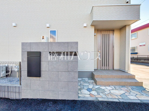 A号棟　玄関へのアプローチ　【八王子市小宮町】スタイリッシュな門塀がステキですね♪