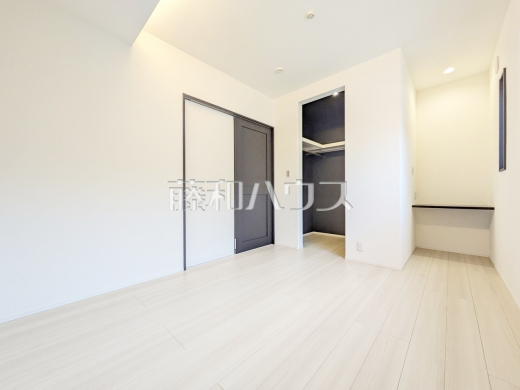 2号棟　居室　【八王子市小宮町】ウォークインクローゼットやカウンタースペースも便利ですね。