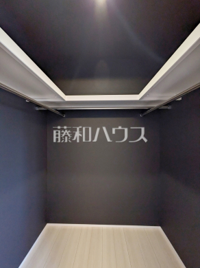 2号棟　ウォークインクローゼット収納　【八王子市小宮町】お洋服等がたくさん収納できて便利です。　