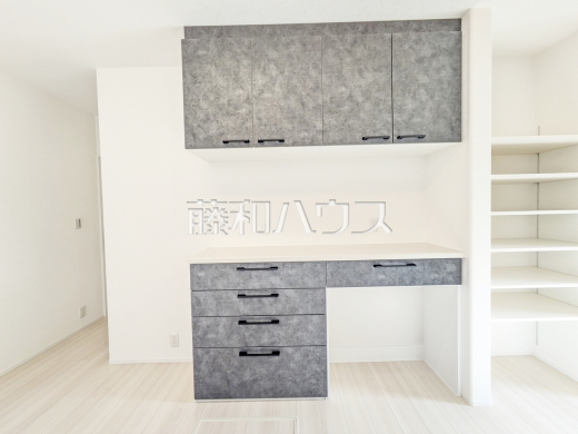 2号棟　収納　【八王子市小宮町】キッチンのキャビネットはスライド式を採用しており、奥に収納した物も引き出すだけで一目で分かります。