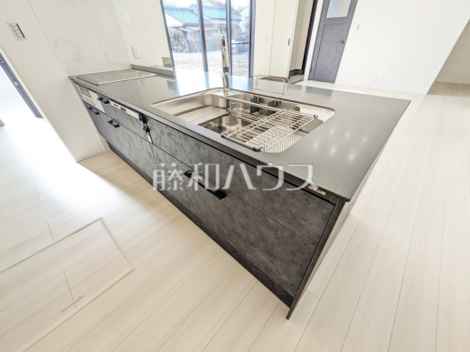 2号棟　キッチン　【八王子市小宮町】手をかざすだけで操作できるハンズフリー水栓で料理や後片付けが楽になります。