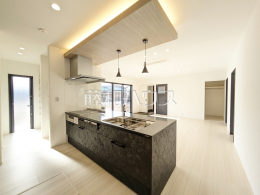 2号棟　キッチン　【八王子市小宮町】カウンターキッチン越しでの会話が、家族団らんのスタートです。