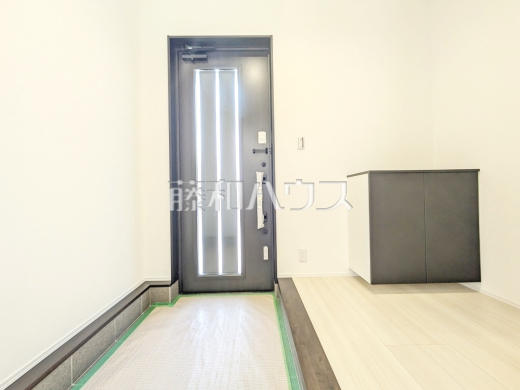 2号棟　玄関ホール　【八王子市小宮町】自然光を取り入れ明るい空間になるよう設計された玄関です。　