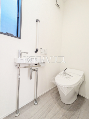 2号棟　トイレ　【八王子市小宮町】
トイレはいつまでも清潔な空間を保てるように、目に留まるだけではなく、汚れを拭き取り易いフロアと壁紙にしました。