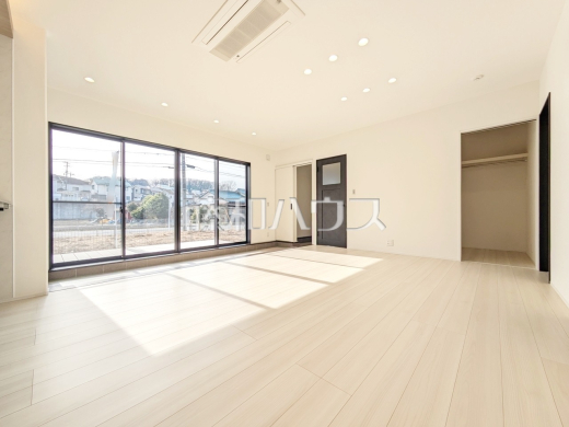 2号棟　リビング　【八王子市小宮町】南に広い開口部を設け、家族の集いに明るさをプラスします。