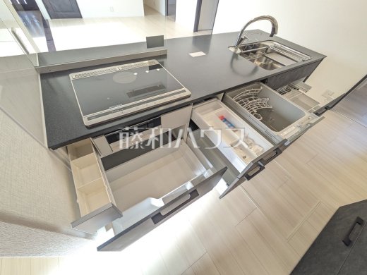 2号棟　キッチンのスライド収納　【八王子市小宮町】
収納力豊富なスライド収納付きシステムキッチン。大きな鍋やフライパンの出し入れもスムーズです。　