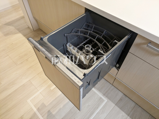 A号棟　まとめ洗いができ、乾燥まで行ってくれる食器洗い乾燥機で食事の後片付けが楽になります。　【八王子市子安町１丁目】