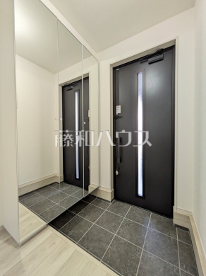 A号棟　玄関には姿見がございます。身だしなみの最終チェックをして出掛けましょう！　【八王子市子安町１丁目】