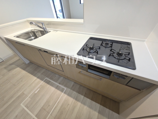 A号棟　使いやすくスタイリッシュなシステムキッチンには、毎日お使いになる方の視点が存分に活かされています。　【八王子市子安町１丁目】