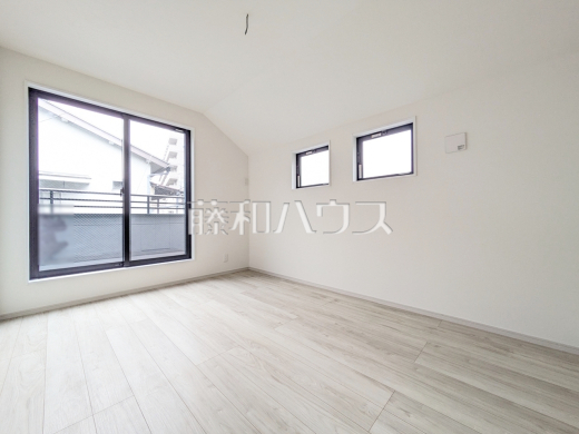 A号棟　居室は2面採光により明るく開放的な空間となっています。　【八王子市子安町１丁目】