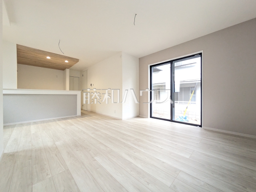 A号棟　対面キッチンを採用したリビングは明るく開放感を主として設計しました。　【八王子市子安町１丁目】