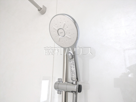 10号棟　スイッチ付シャワーヘッド　【武蔵村山市大南１丁目】　浴室のシャワーは手元で止水ができるスイッチ付シャワーヘッドにより、さらに節水効果がアップします。