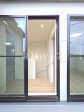 14号棟　ホールからバルコニーへ出られるため明るい空間となっています　【武蔵村山市大南１丁目】