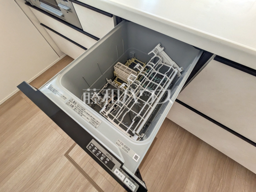 食器洗浄乾燥機　食器が出し入れしやすいスライドオープン式の食器洗浄乾燥機　