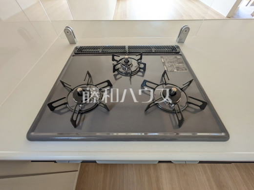 3口ガラストップコンロ　フラットな表面で汚れも拭きとりやすく、お掃除が簡単な3口ガラストップコンロ