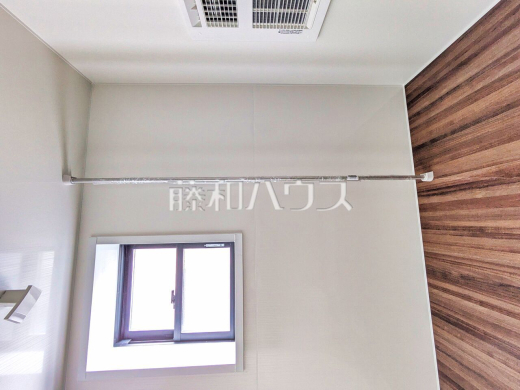 浴室乾燥機(浴室内上部)　雨の日の強い味方！浴室換気乾燥機付きユニットバスで洗濯物が乾かせます