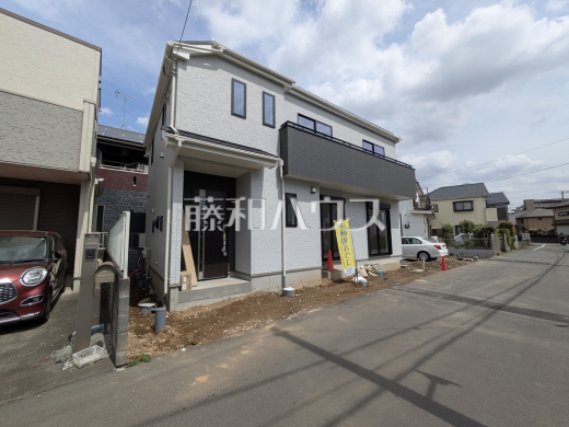 足場が外れて実際の外観が見えてきました。完成までもう少しです。　【日野市落川】