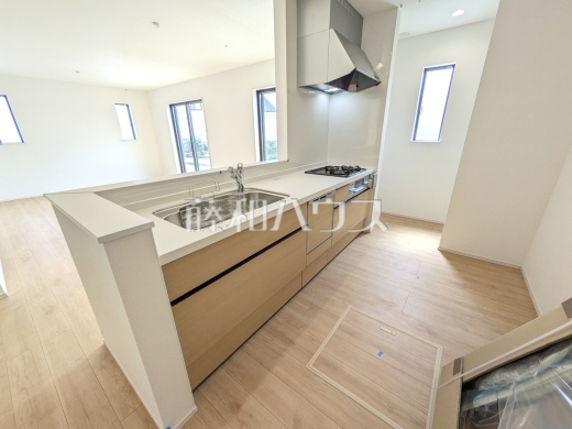 A号棟　キッチン　【日野市落川】
お食事やお茶の準備中でもお子様に目が届き、ご家族と会話を楽しめる家族思いの対面式キッチンです。　