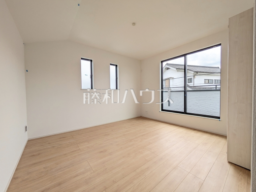 A号棟　居室　【日野市落川】
2部屋からバルコニーへ出られるため、洗濯物を干す際にも家族が寝ている部屋を通らずに出入りができて便利です。　