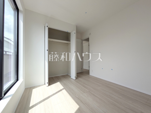 B号棟　居室　【日野市落川】
全居室角部屋仕様で2面採光を実現！お天気の良い日には窓を開けて換気もできるので気持ち良いですね。　