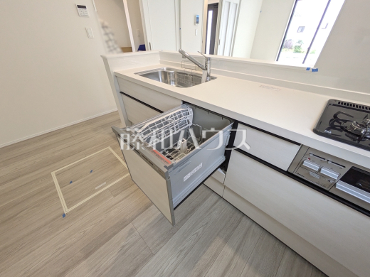 B号棟　食器洗い乾燥機　【日野市落川】　まとめ洗いができ、乾燥まで行ってくれる食器洗い乾燥機で食事の後片付けが楽になります。　