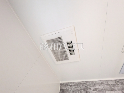 浴室乾燥機(浴室内上部)　雨の日の強い味方！浴室換気乾燥機付きユニットバスで洗濯物が乾かせます。 
