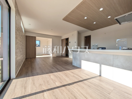 視界が抜ける、光が燦々と溢れる。16帖のLDKは、家中が陽だまりになる設計。
8号棟　リビング　【清瀬市竹丘３丁目】