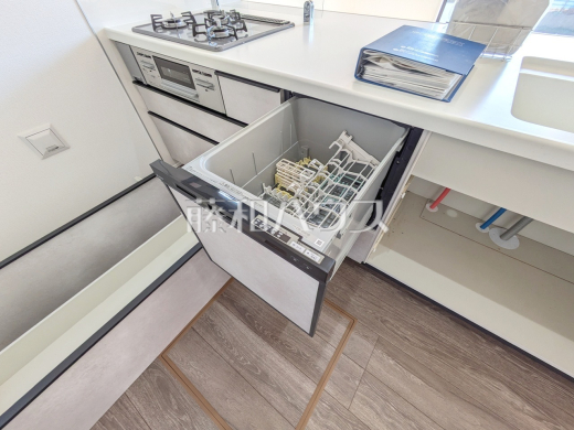 食器洗浄乾燥機　 ビルトイン食洗機は毎日の家事を軽減させてくれます。またワークトップも広々使え機能性も向上します。 