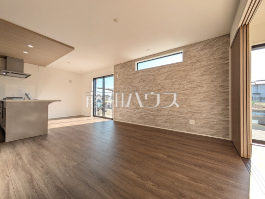 住まいを決める上で重要な「耐震性」。耐震等級とは建物の強さ・強度の指針で、品確法で定められた住宅性能表示です。3等級ある中で最も高い等級が3で、等級１の1.5倍の耐震性を誇ります。
8号棟　リビング